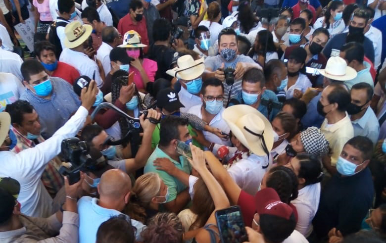 “No nos vamos a dejar, no hay paso atrás”, advierte Félix Salgado en Tecpan; “fuerza toro”, le responden simpatizantes