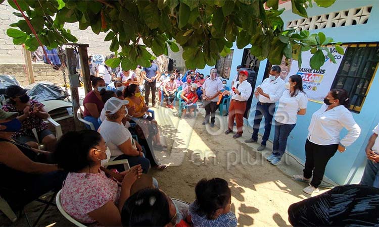 Manuel Añorve, Julieta Fernández y Jaime Colón recorren Paso Limonero; recogen quejas ciudadanas