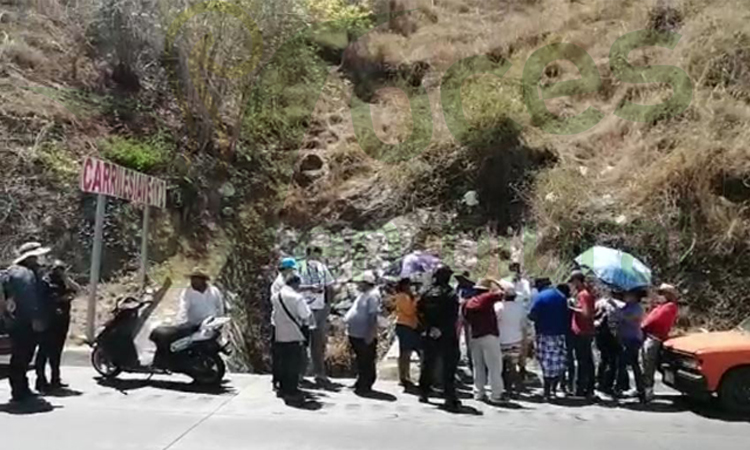 Protestan vecinos de Los Órganos con bloqueos intermitentes en la autopista del Sol contra libramiento carretero