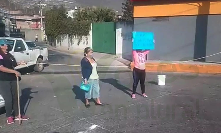 Bloquean vecinos de dos colonias de Chilpancingo dos avenidas para protestar por la falta de agua potable