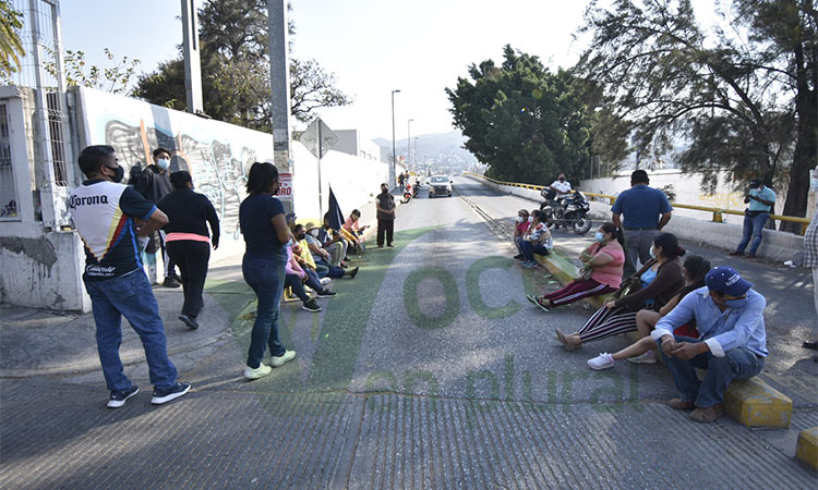 Bloquean colonos puente de Chilpancingo para exigir el abasto de agua potable a Capach