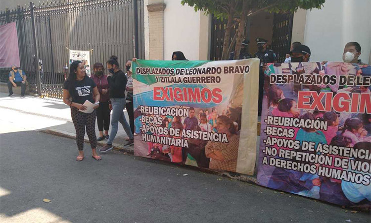 Encinas ofrece reubicación para desplazados de Guerrero instalados en plantón frente a Segob