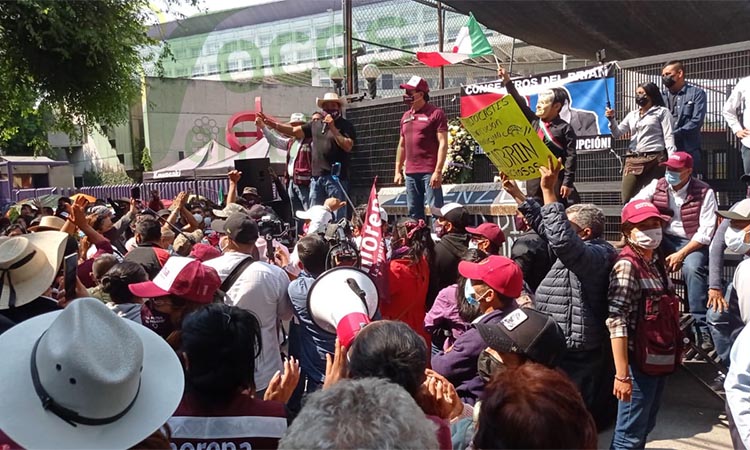 Félix Salgado y Mario Delgado encabezan el plantón afuera del INE en espera de nuevo resolutivo