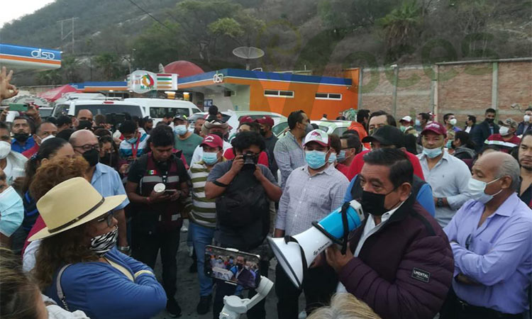 Recibe Félix Salgado a simpatizantes en Chilpancingo; lo acompañarán a entregar la impugnación contra el INE