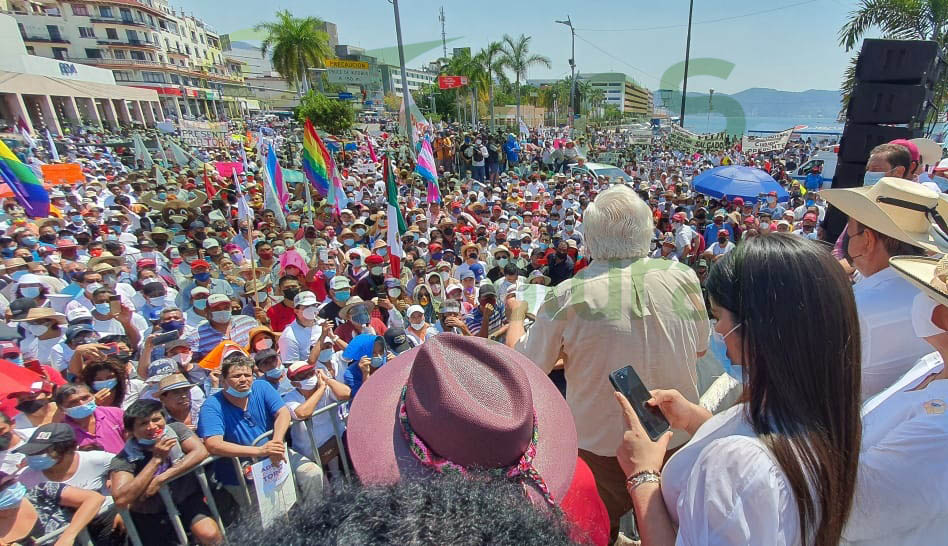 Marchan miles de guerrerenses en Acapulco como muestra de respaldo a Félix Salgado Macedonio