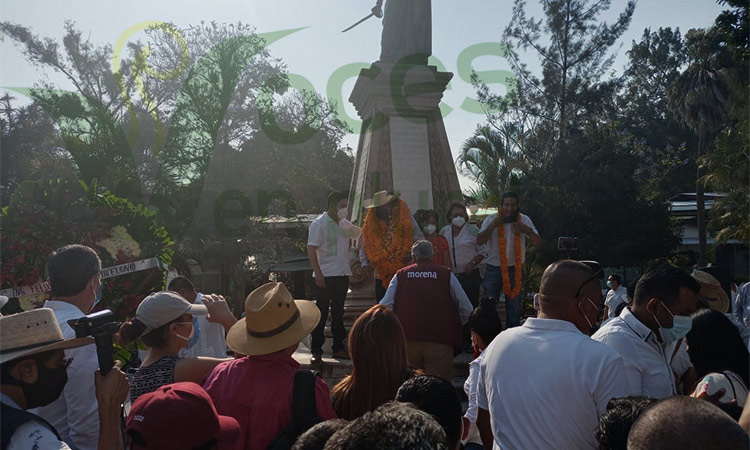 Hace Félix Salgado una ofrenda a Vicente Guerrero y promete no rendirse