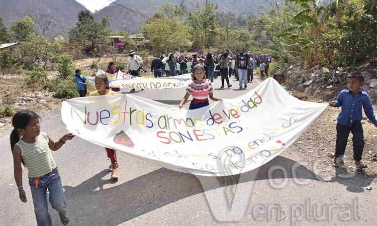 Cientos de niños provenientes de 24 comunidades de Chilapa de Álvarez, marcharon este día en la comunidad de Alcozacán