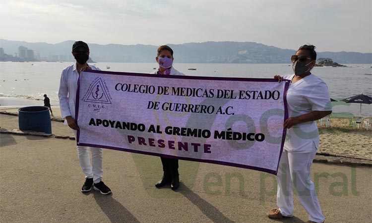 Protestan en el asta bandera para exigir la vacuna anti Covid para médicos privados