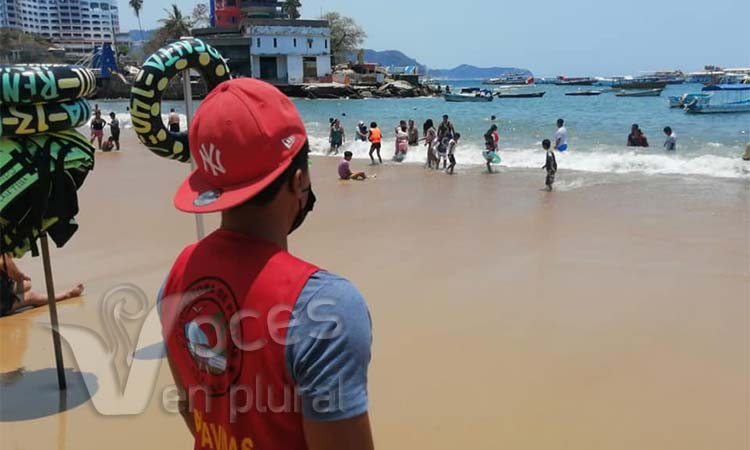 Rescatan salvavidas a nueve bañistas en Acapulco