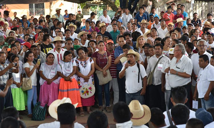 Se niegan a vacunarse indígenas de Ayutla; “nos pone débiles y nos mata”, señalan