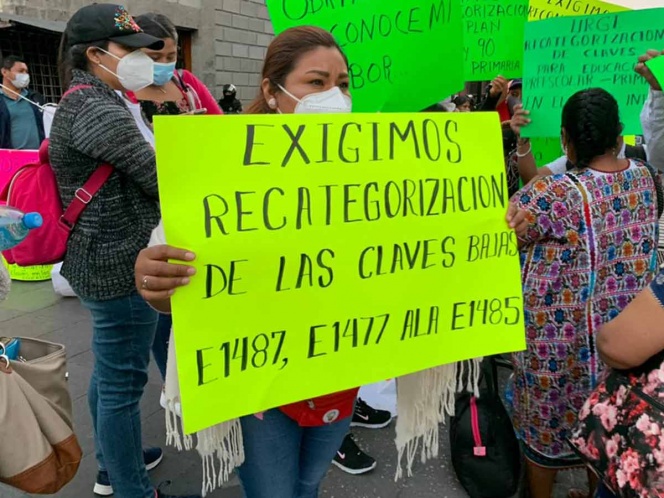 Protestan docentes de Guerrero en Palacio Nacional