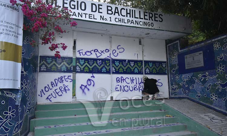 Con pintas, denuncian acoso sexual de maestros en el Cobach de Chilpancingo