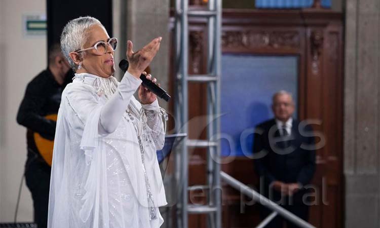 Festeja AMLO el Día de las Madres con concierto de Eugenia León