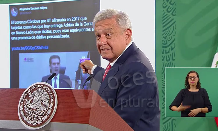 Exhibe AMLO a consejeros del INE por cambio de postura sobre uso electoral de tarjetas en campañas actuales