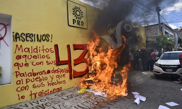 Normalistas de Ayotzinapa vandalizan casa de campaña de Evelyn Salgado y oficinas del PRD