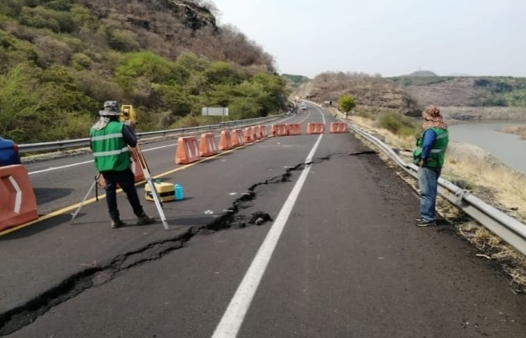 Cierran autopista en Michoacán tras aparecer una grieta en ambos carriles