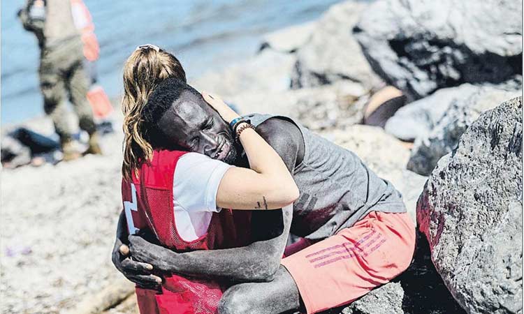 Abrazo entre voluntaria de la Cruz Roja y migrante desata odio y solidaridad en redes sociales