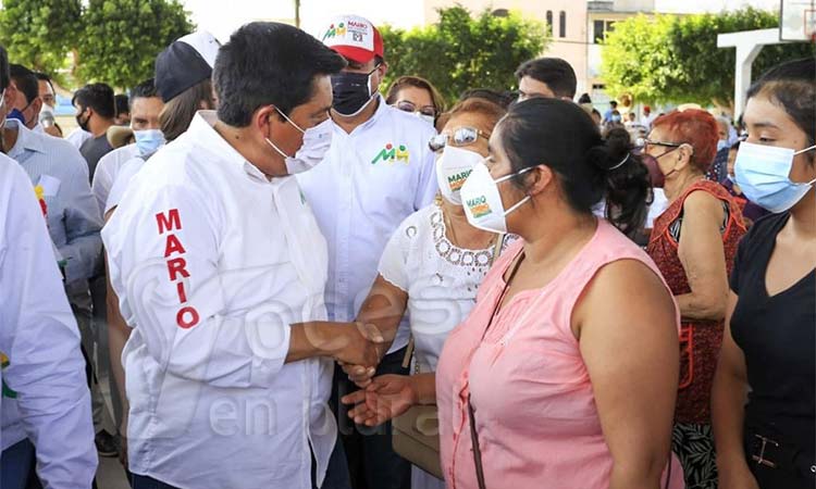 Ofrece Mario Moreno construir hospital comunitario y apoyar a agricultores en Olinalá y Cualac