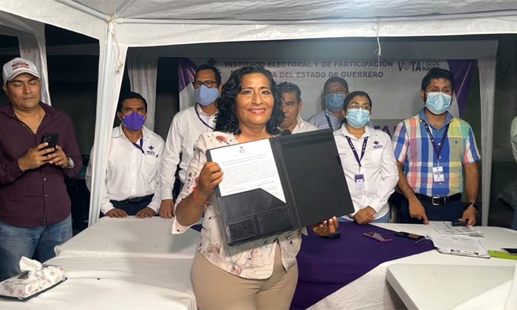 Abelina López Rodríguez recibe su constancia de mayoría como alcaldesa electa