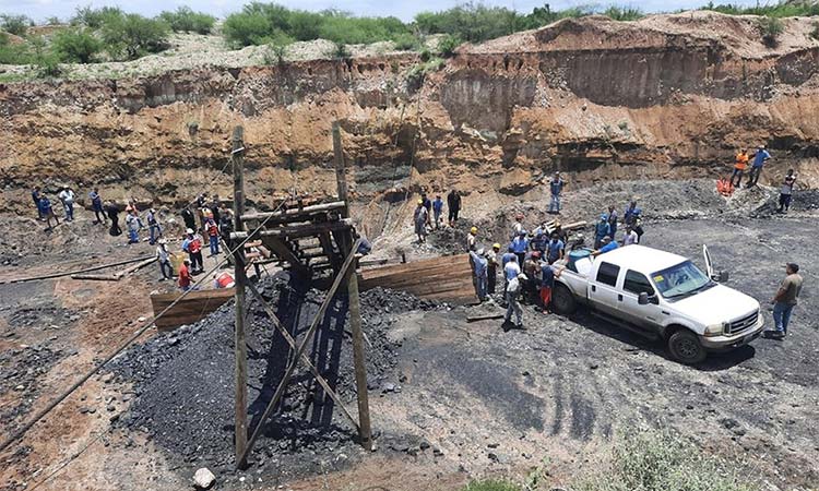 Se colapsa mina en Coahuila; rescatan el cuerpo de uno de los siete mineros atrapados