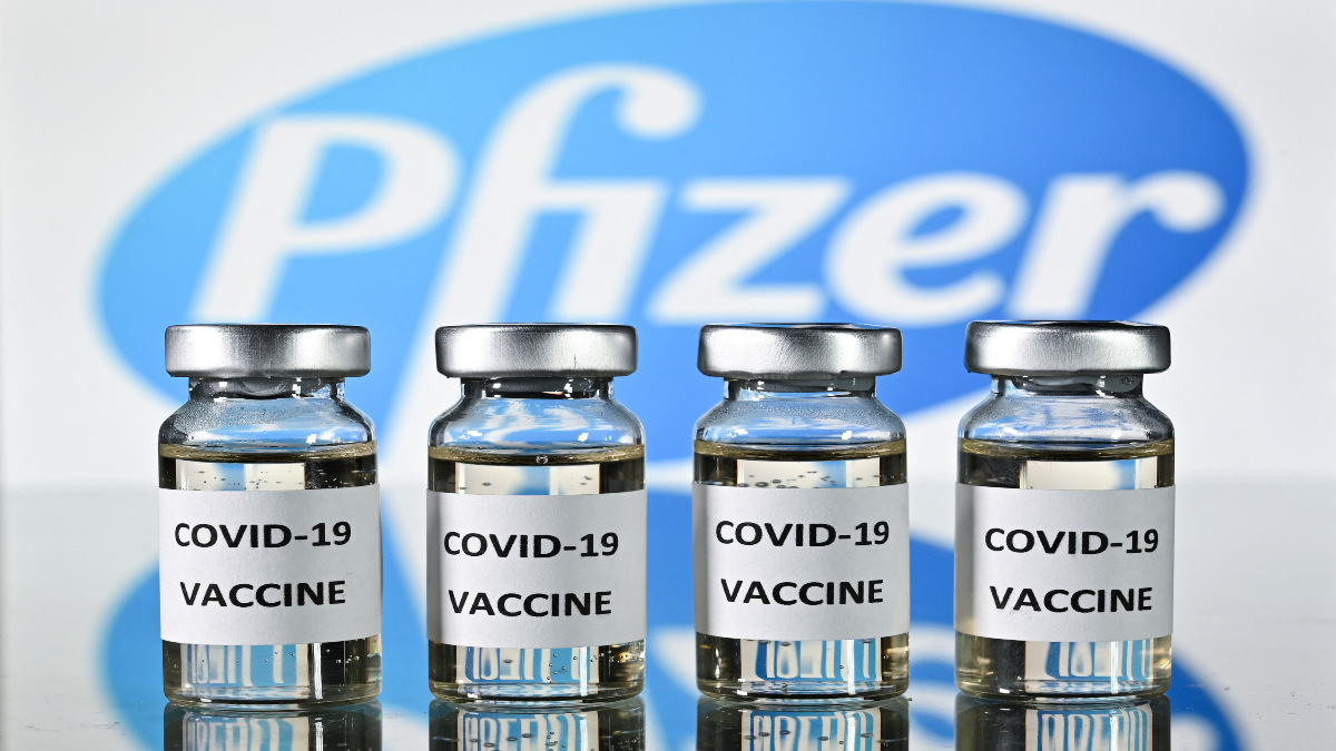 Pfizer informa que tercera dosis de su vacuna aumenta inmunidad contra variantes