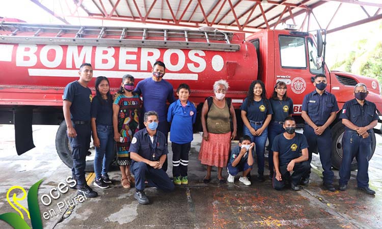 Bomberos de Acapulco hacen realidad el sueño a hermanos abandonados por el papá y la mamá enferma de parálisis