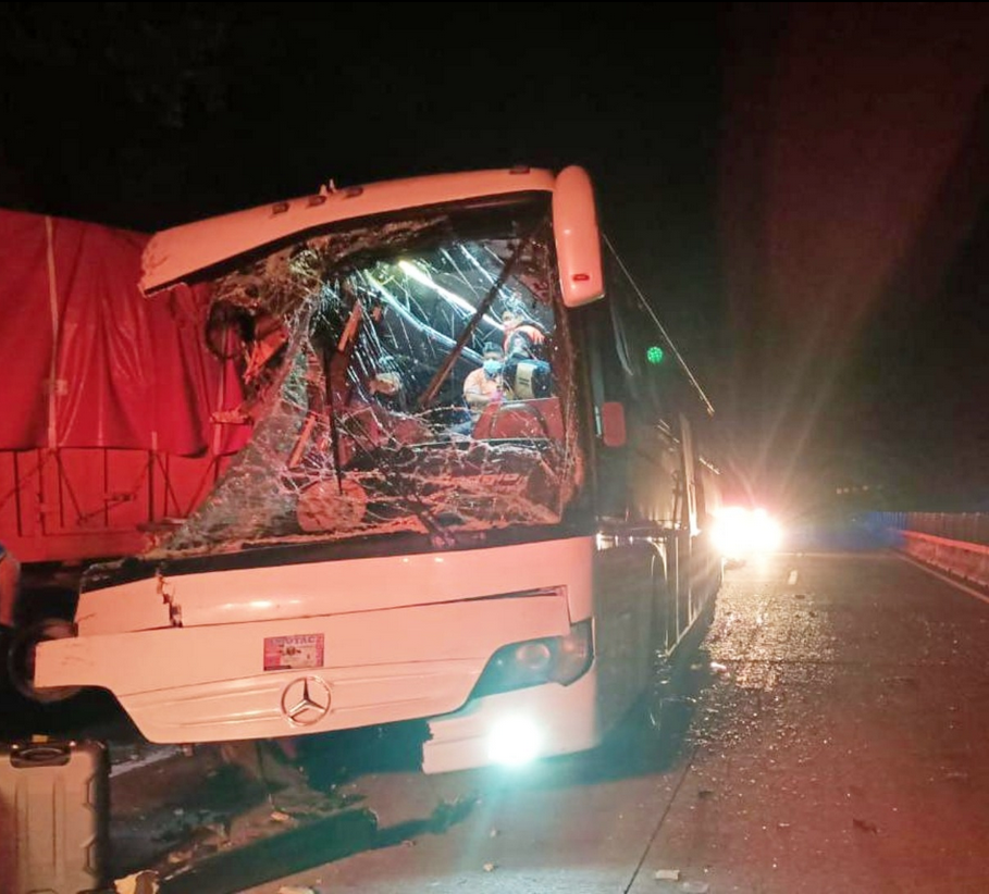 Siete heridos deja choque de un autobús en la Autopista del Sol