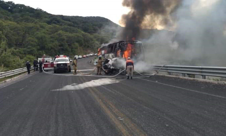 Niegan normalistas de Ayotzinapa tener responsabilidad en accidente vial en el que murieron dos personas