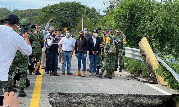 Recorre Evelyn Salgado Pineda zonas afectadas por el huracán Rick