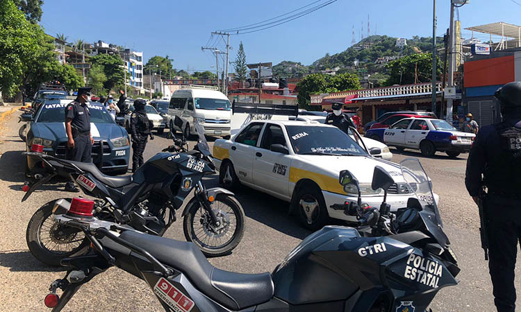 Elementos de la Policía Estatal mantienen vigilancia en las principales carreteras que conducen a los destinos turísticos