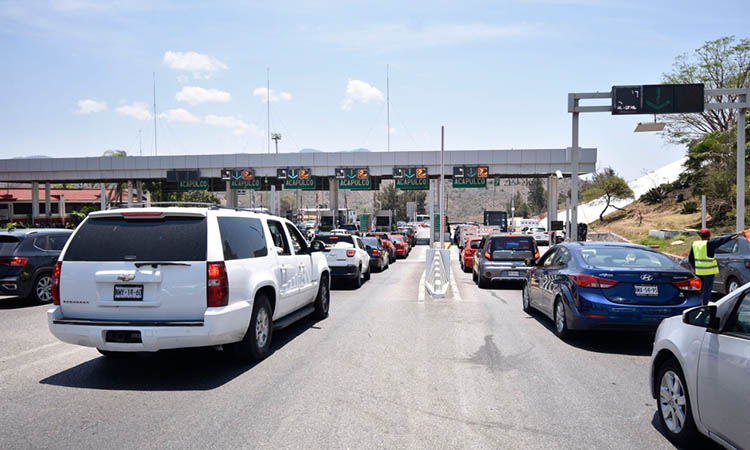 Cientos de turistas abarrotan la caseta de cobro de Palo Blanco, donde se pudo observar una fila de vehículos de poco más de un kilómetro de longitud