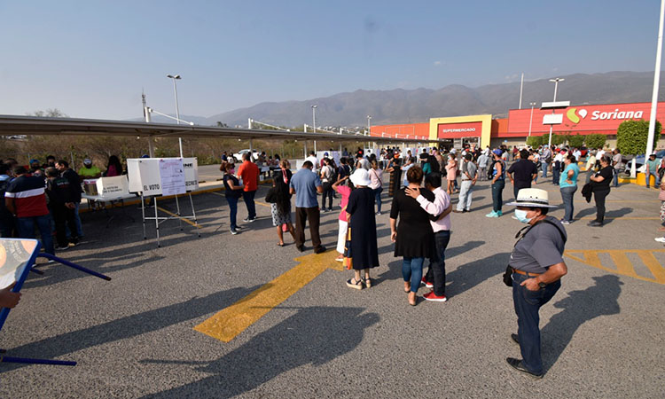 Habitantes de la capital del estado, acudieron el día de hoy a emitir su voto durante el ejercicio de Revocación de Mandato