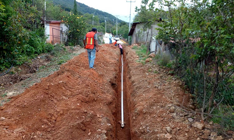 Construye CAPASEG sistema de agua en Tlacoapa