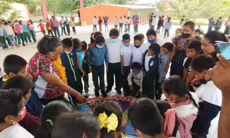 La titular de la SAIA, Reyna Mejía Morales entregó en Tlapa, juegos didácticos escritos en lenguas maternas de Guerrero