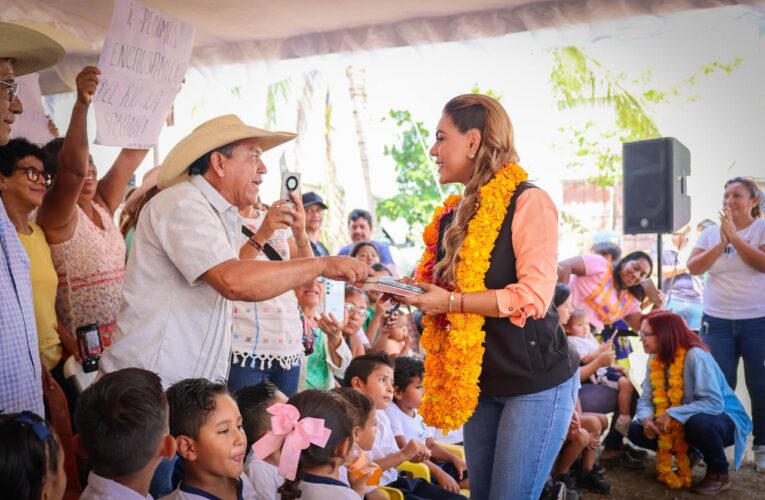 La gobernadora Evelyn Salgado entregó apoyos a familias de la colonia Campestre de La Laguna de Acapulco