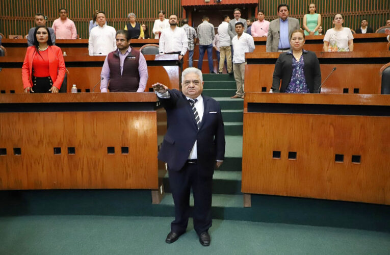 Toma protesta el Congreso a Gustavo Alarcón Herrera como alcalde de Chilpancingo