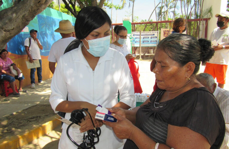 El gobierno del estado realiza la jornada de salud visual a familias afectadas por el huracán John en Ciudad Renacimiento