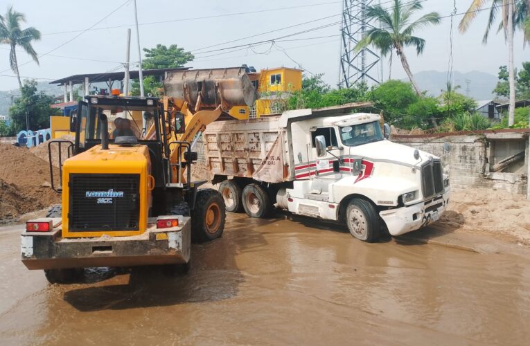 Gobierno del estado intensifica acciones de limpieza y remoción de lodo en la colonia popular de Acapulco tras el paso del huracán “John”