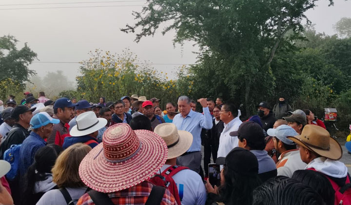 Autoridades estatales dialogan con afectados por el huracán John que bloquean carretera en Tixtla